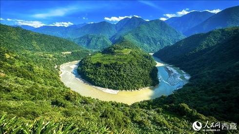 風(fēng)景秀麗、植被繁茂的西藏林芝市墨脫縣果果塘大拐彎。人民網(wǎng)記者 次仁羅布攝