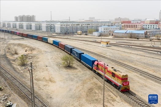 4月21日，中歐班列緩緩駛出二連浩特鐵路口岸（無人機照片）。 新華社發(fā)（張海峰攝）