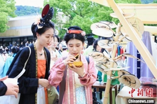 漢服愛好者逛集市。中國絲綢博物館 供圖