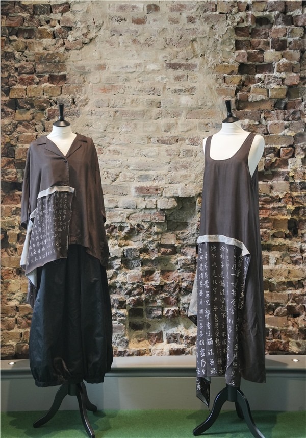 展覽展示的以中國(guó)文字為創(chuàng)作靈感的服裝《心經(jīng)》。主辦方供圖