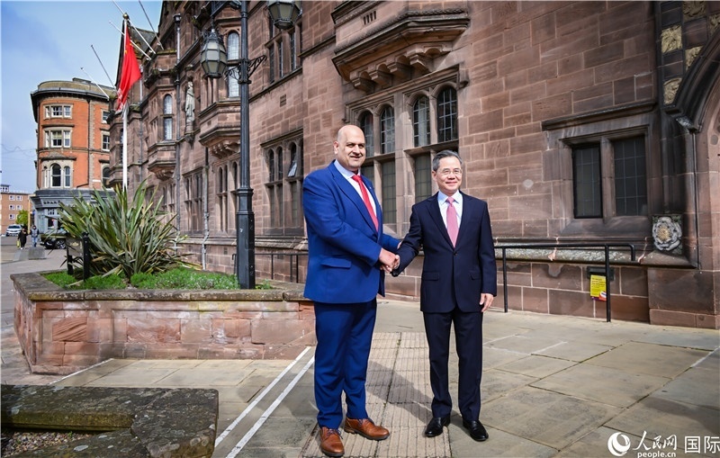 圖為中國(guó)駐英國(guó)大使鄭澤光在考文垂市政廳會(huì)見現(xiàn)場(chǎng)。人民網(wǎng) 郭錦標(biāo)攝