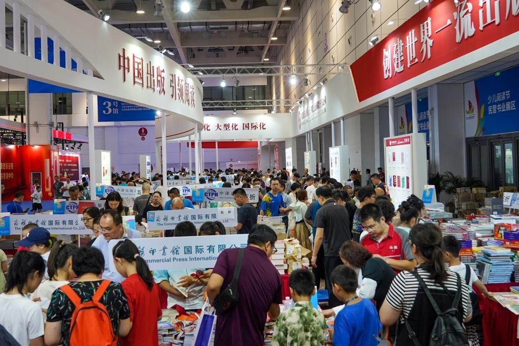 2023年7月31日，在第31屆全國(guó)圖書交易博覽會(huì)上，讀者在閱覽選購(gòu)新書。新華社記者 朱崢 攝