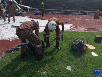 4月23日，救援人員在馬來(lái)西亞霹靂州的直升機(jī)墜毀現(xiàn)場(chǎng)救援。新華社發(fā)（馬來(lái)西亞消防拯救局供圖）