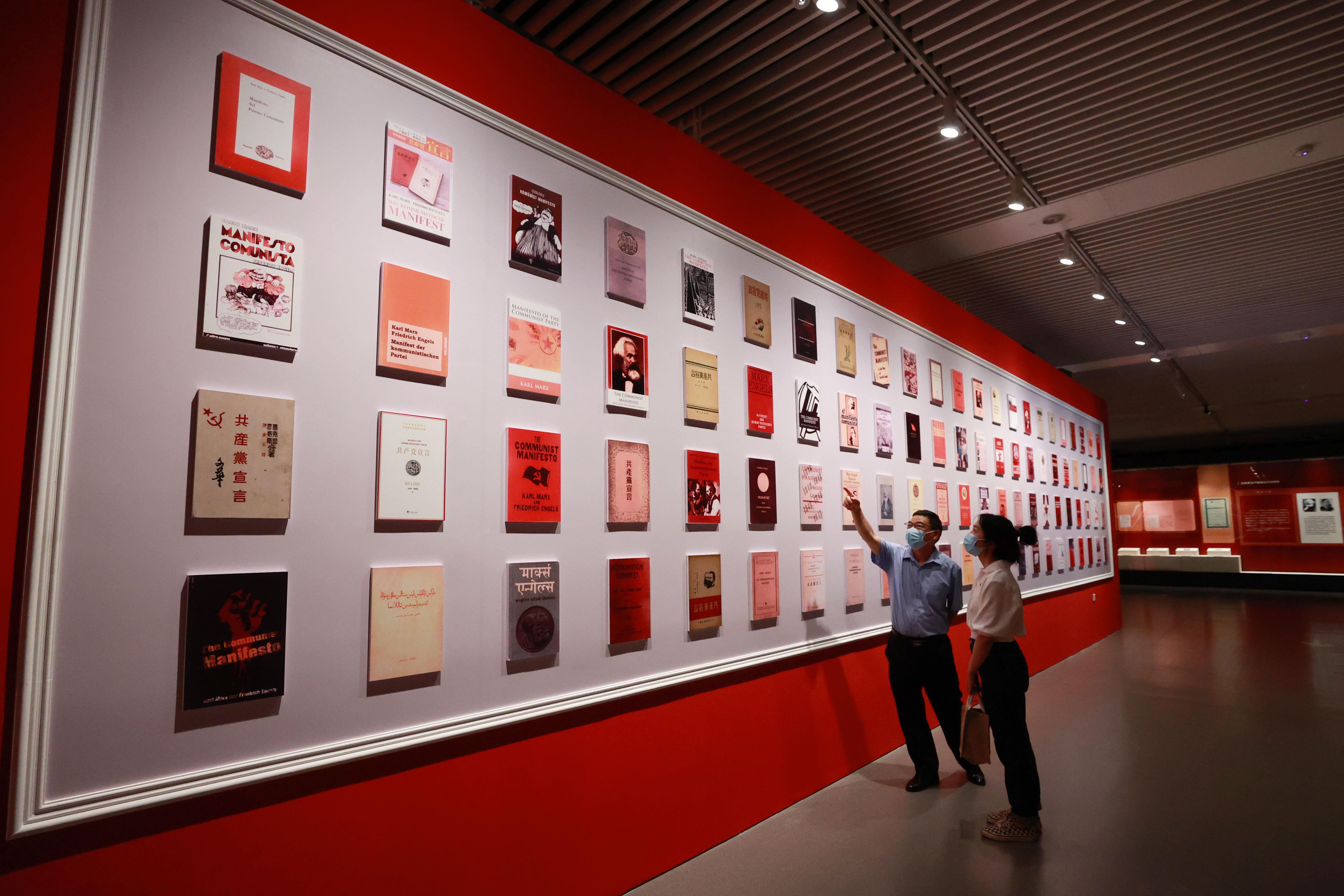 △2021年8月5日，觀眾在國(guó)家圖書(shū)館觀看不同版本的《共產(chǎn)黨宣言》。