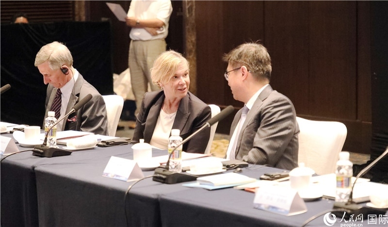 宣介會上，中外官員親切交談。人民網(wǎng)記者趙益普攝