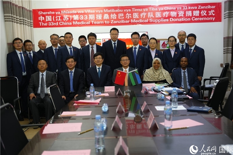 中非雙方代表及醫(yī)療隊在捐贈現(xiàn)場合影。中國援桑醫(yī)療隊供圖