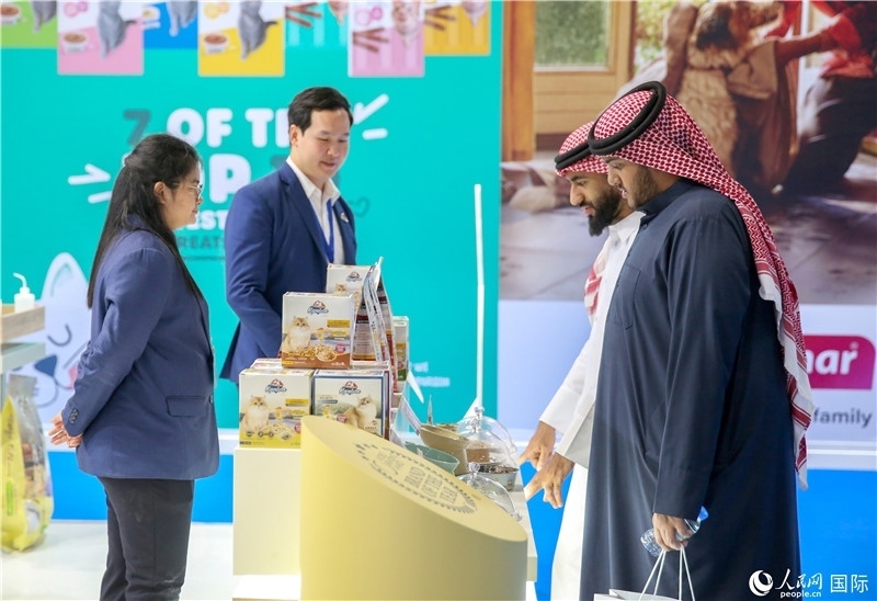 圖為當(dāng)?shù)乜蜕淘谥袊?guó)企業(yè)展位前參觀，塔里克·易卜拉欣攝 (2)