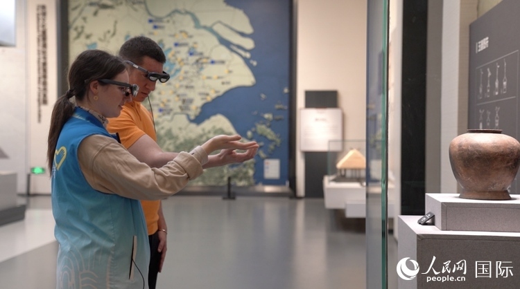 人民網(wǎng)外籍專家在良渚博物院體驗(yàn)AR眼鏡。人民網(wǎng)記者 袁蒙攝