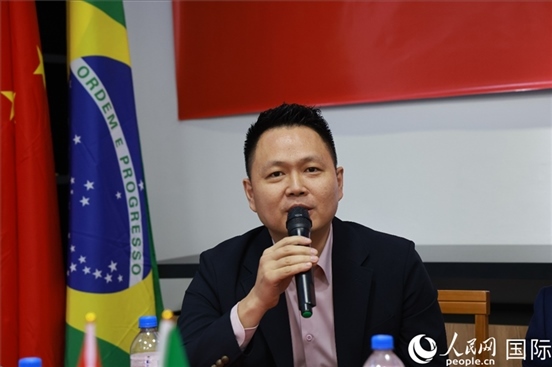 中國(guó)駐里約熱內(nèi)盧總領(lǐng)館副總領(lǐng)事王尉育在座談會(huì)上致辭。人民網(wǎng)記者 陳海琪攝
