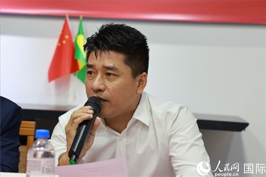 巴西中國(guó)浙江商會(huì)會(huì)長(zhǎng)鄭俠茂在座談會(huì)上致辭。人民網(wǎng)記者 陳海琪攝