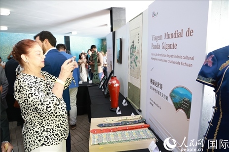 巴西民眾在活動現(xiàn)場在四川非遺前駐足觀看。人民網(wǎng)記者 陳海琪攝