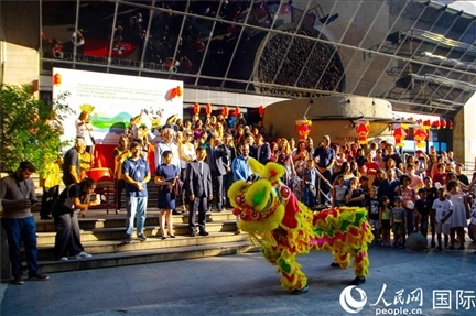 巴西民眾在里約天文館前觀看舞獅表演。四川省文化和旅游廳供圖。