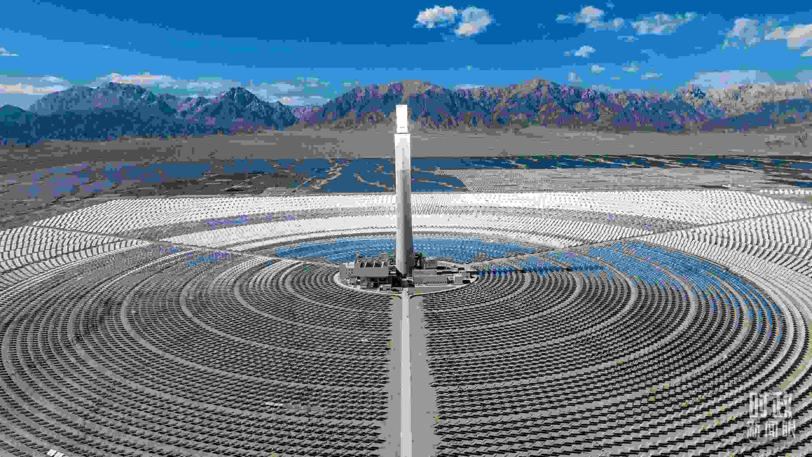 △青海海西德令哈塔式熔鹽儲能光熱發(fā)電廠。（圖/視覺中國）