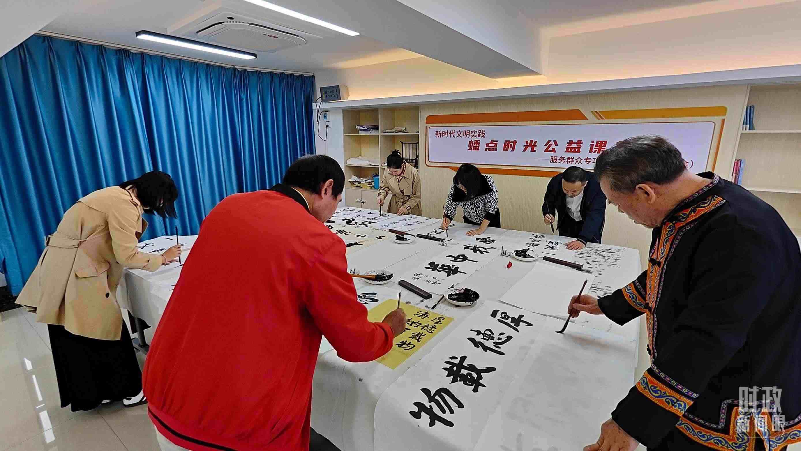 △廣西南寧市多民族社區(qū)——盤龍社區(qū)居民練習(xí)書法。（總臺央視記者楊立峰拍攝）