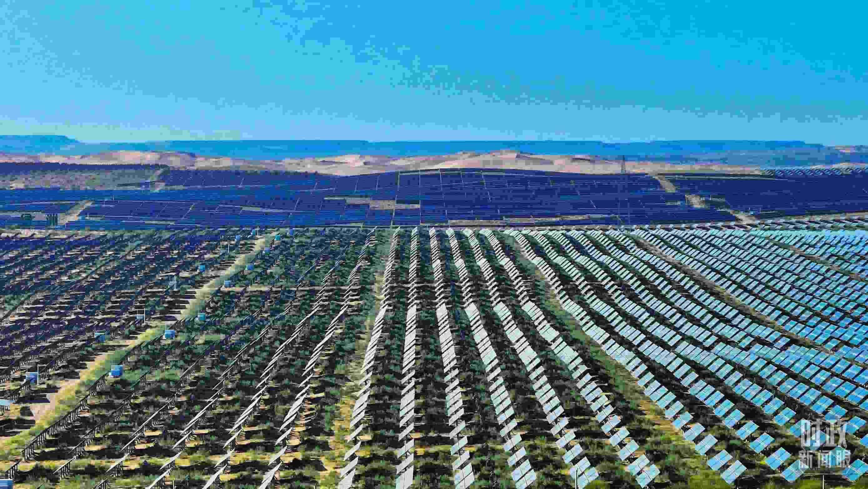 △內(nèi)蒙古鄂爾多斯，庫布其沙漠新能源基地。（圖/視覺中國）