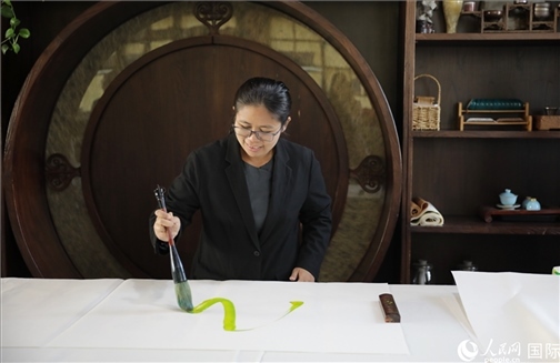 緬甸駐華大使館副館長、公使銜參贊杜欣瑪泰參加《五百筆·瀾湄合作》集體藝術(shù)創(chuàng)作。人民網(wǎng)王婧攝