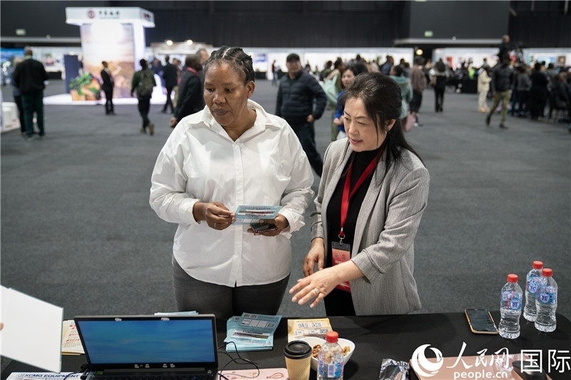 中企工作人員和當?shù)厍舐氄呓徽劇Ｏ＠潝z