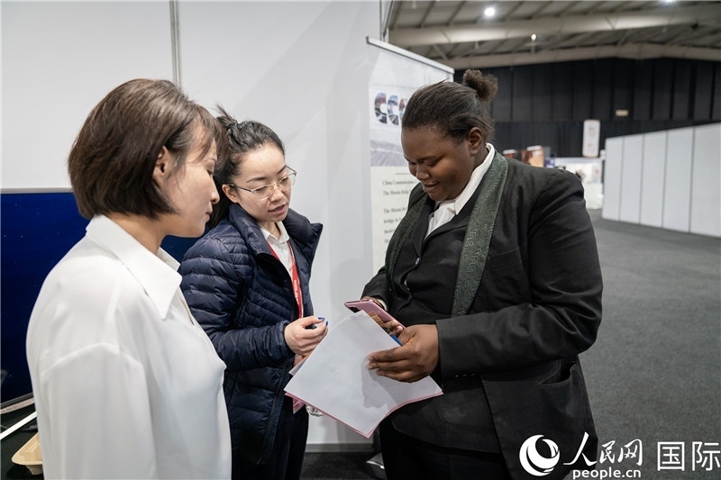 中企工作人員和當?shù)厍舐氄呓徽劇Ｏ＠潝z