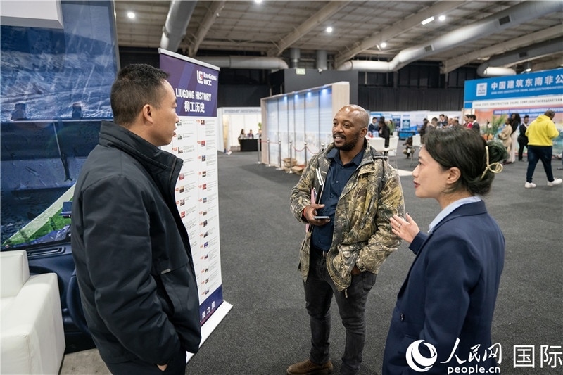 中企工作人員和當?shù)厍舐氄呓徽?。希拉茲攝