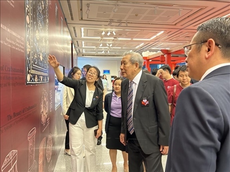 工作人員為泰國前副總理、泰中文化促進委員會主席披尼講解展覽內(nèi)容。中國駐泰國大使館供圖