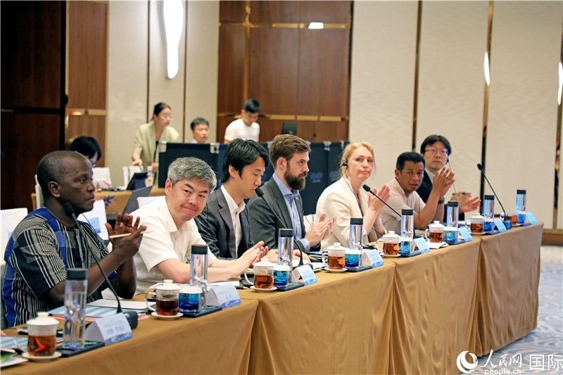 參加產(chǎn)業(yè)對接會的各國駐華使節(jié)。人民網(wǎng)記者趙益普攝