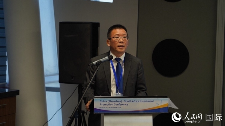 南非中國經(jīng)貿(mào)協(xié)會會長、中國銀行約翰內(nèi)斯堡分行行長張朝陽致辭。人民網(wǎng) 劉暢攝