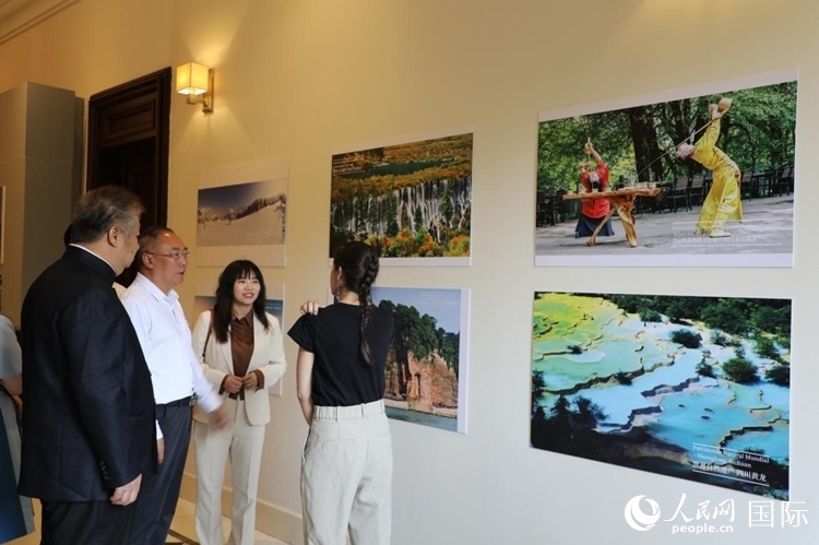 四川省文化和旅游廳副廳長王成平、墨西哥松林文化中心展覽部主任盧西亞·恩里克斯·岡薩雷斯·薩拉維亞、墨西哥中國文化中心主任石岳文參觀圖片展。拍攝者為墨西哥分社外籍雇員埃內(nèi)斯托·多明戈斯