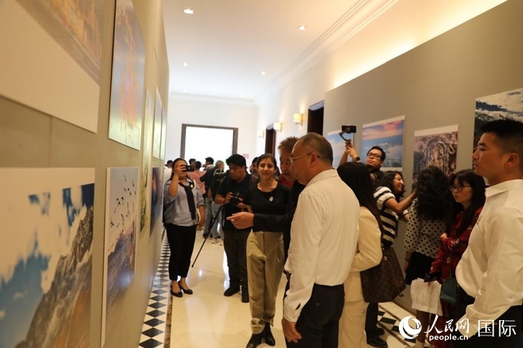 參觀者在圖片展活動現(xiàn)場。拍攝者為墨西哥分社外籍雇員埃內(nèi)斯托·多明戈斯