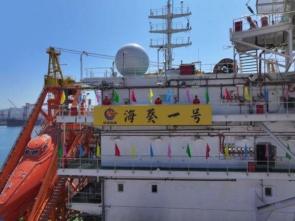 亞洲首艘圓筒型FPSO“?？惶枴苯ㄔ焱旯?。韓慶攝