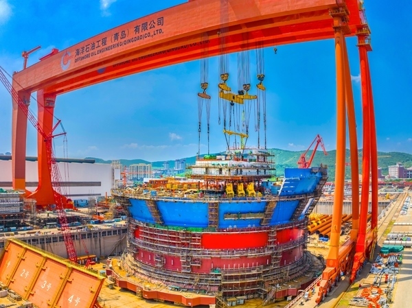 “海葵一號”通過雙龍門吊進(jìn)行總裝。侯憲鵬攝