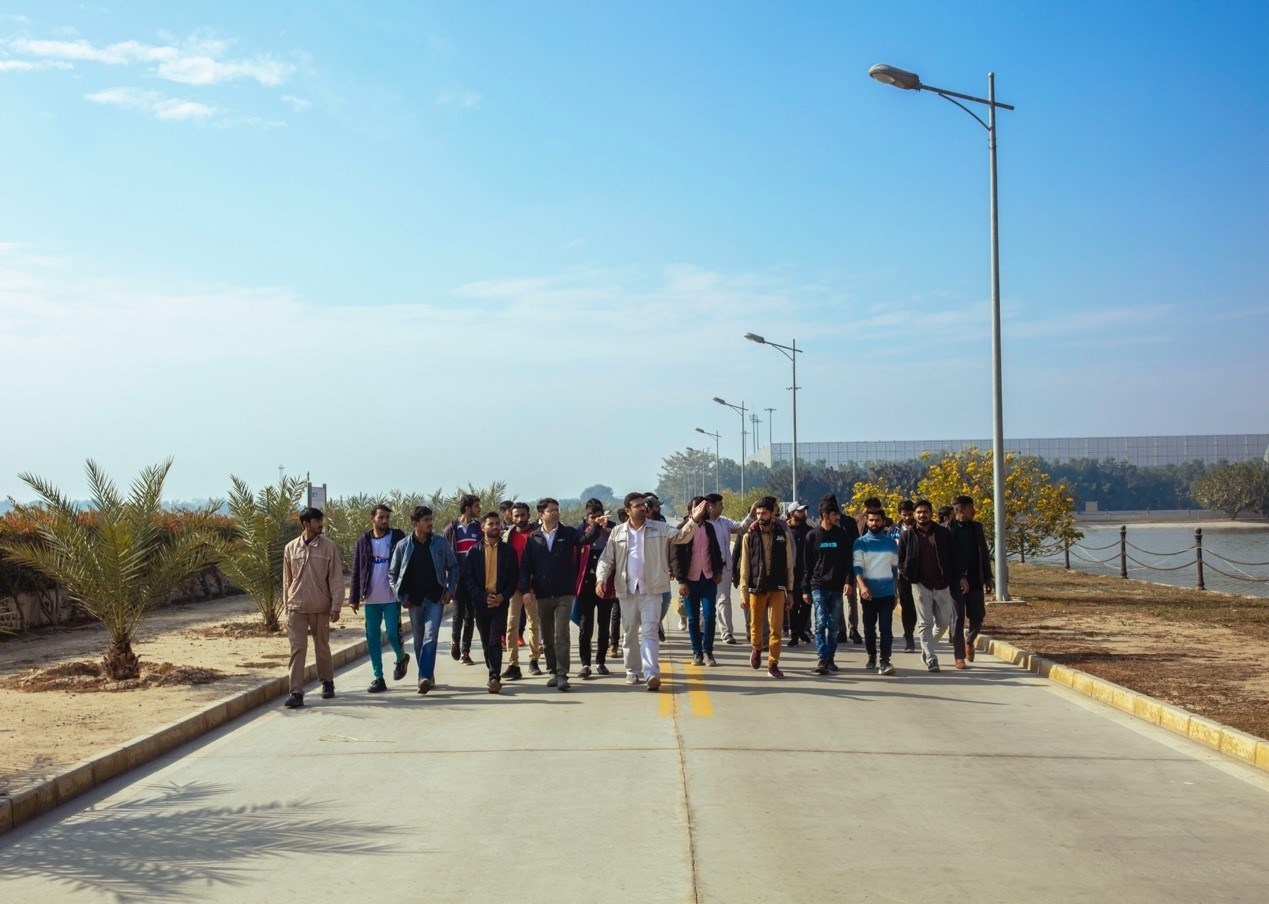 職業(yè)技校學員參觀中巴經(jīng)濟走廊薩希瓦爾電站。中國華能薩希瓦爾電站 供圖