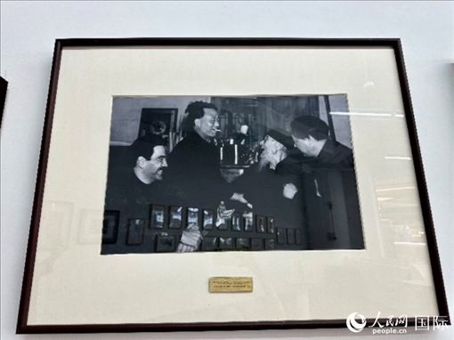 萬徒勒里（左一）與艾青、蕭三、齊白石的老照片。人民網(wǎng)記者 周雨攝