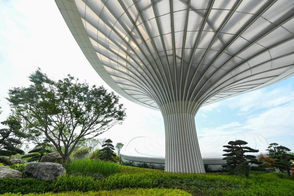 這是2024年4月22日拍攝的成都世園會(huì)主會(huì)場入口處的“芙蓉花”底部，它兼具收集雨水、循環(huán)利用的功能。新華社記者 王曦 攝