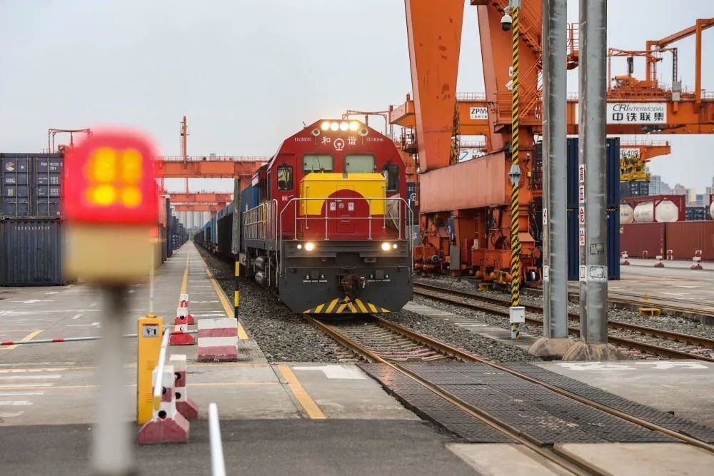 △一列滿載重質(zhì)純堿、汽油機等貨物的西部陸海新通道班列，從重慶國際物流樞紐園區(qū)的團結(jié)村中心站駛出。