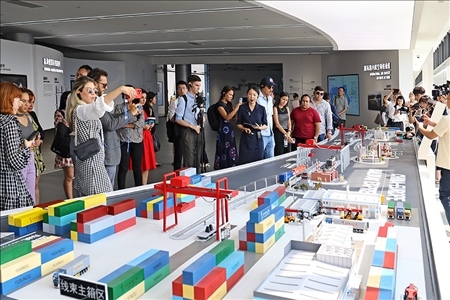 △重慶國際物流樞紐園區(qū)是海內(nèi)外客商考察重慶內(nèi)陸開放的打卡地，建有該市最高規(guī)格的開放展示中心。