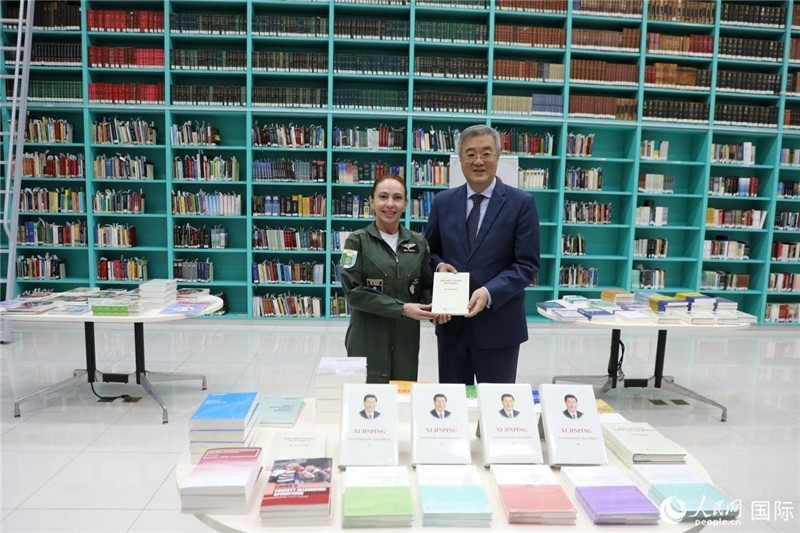 授課后，中國駐巴西大使祝青橋向巴西高等防務(wù)學院圖書館捐贈了150本書籍。圖為祝青橋和巴西高等防務(wù)學院院長卡拉·利里奧·馬丁斯在圖書捐贈儀式上。 人民網(wǎng)記者 陳一鳴攝