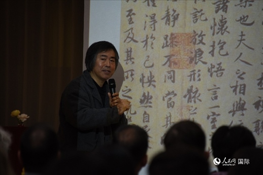 國家畫院王東聲教授介紹中國書法作品。人民網(wǎng)記者 殷淼攝