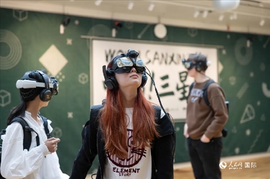 體驗三星堆VR文化。中國駐瑞典大使館供圖