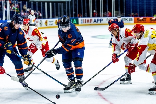 雙方球員爭搶。圖片來源：國際冰聯(lián)