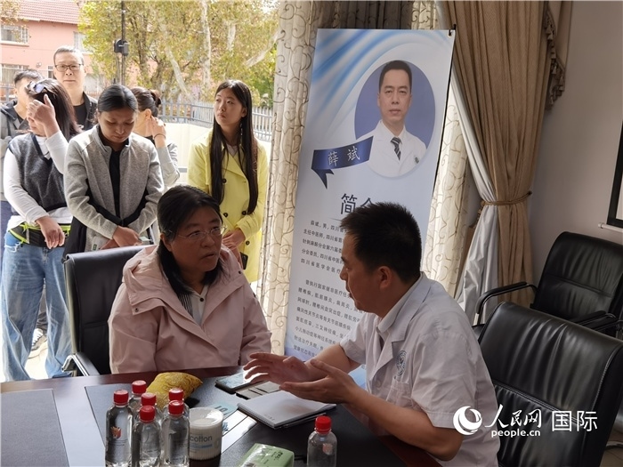 中醫(yī)專家為當(dāng)?shù)厝A僑華人提供中醫(yī)咨詢和診療服務(wù)。 （本報記者 楊謳 攝）