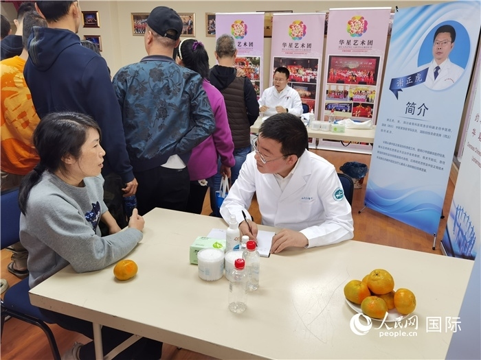 中醫(yī)專家為當(dāng)?shù)厝A僑華人提供中醫(yī)咨詢和診療服務(wù)。 （本報記者 楊謳 攝）