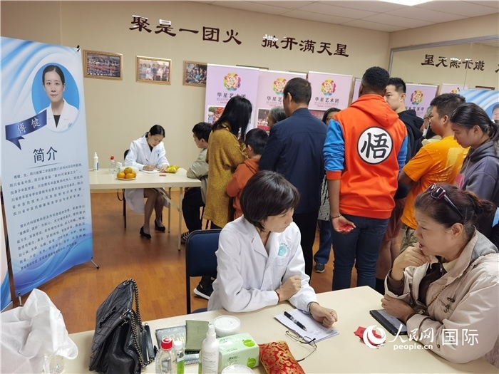 中醫(yī)專家為當(dāng)?shù)厝A僑華人提供中醫(yī)咨詢和診療服務(wù)。 （本報記者 楊謳 攝）