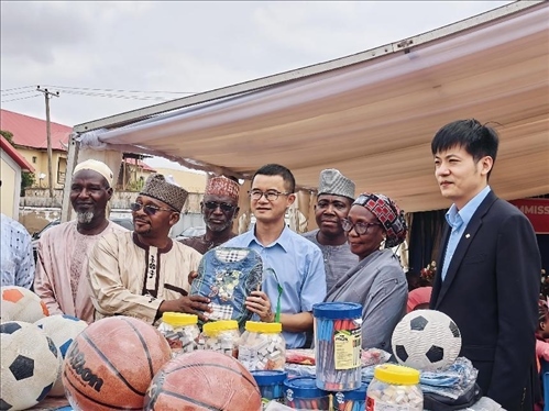 中尼友誼示范校物資捐贈(zèng)。駐尼日利亞使館供圖