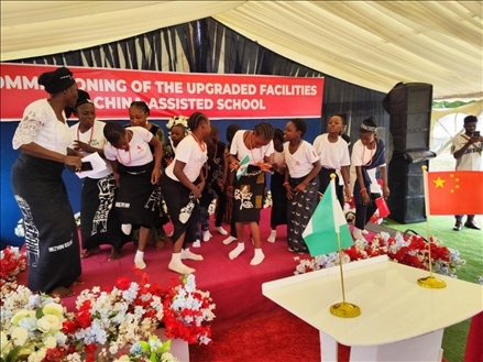 師生們載歌載舞。駐尼日利亞使館供圖