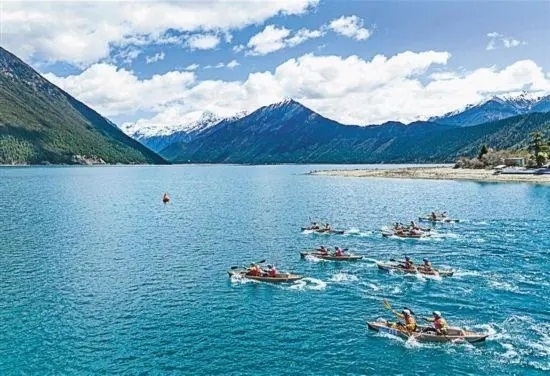 2024年4月20日，2024年巴松措國際漂流公開賽的選手在比賽中。 新華社記者 孫非攝