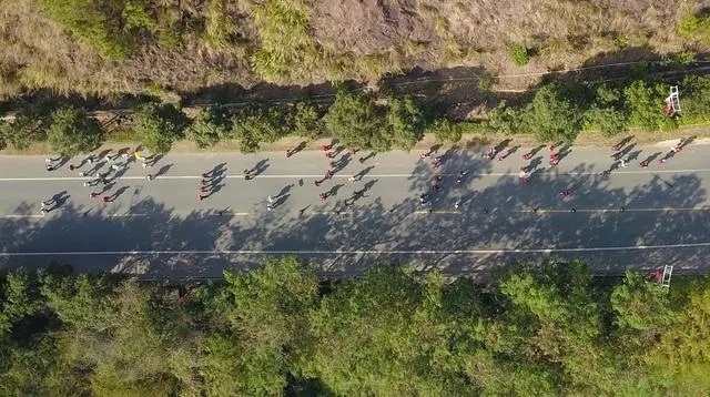 1月6日，健身愛好者在徒步活動中（無人機(jī)照片）。新華社記者 黃國保攝
