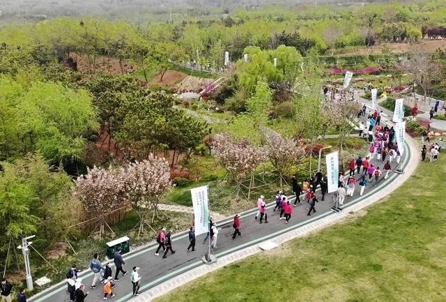 4月27日，登山愛好者在浮山森林公園參加登山健身活動（無人機(jī)照片）。新華社記者 李紫恒攝