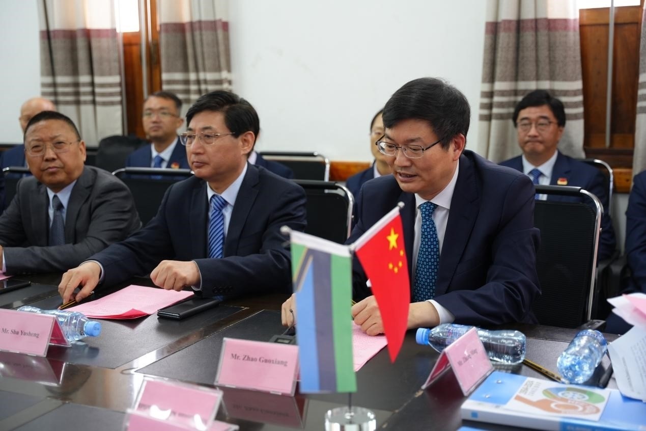 揚(yáng)州市衛(wèi)健委黨委書(shū)記趙國(guó)祥在衛(wèi)生部捐贈(zèng)儀式上發(fā)言。中國(guó)援桑醫(yī)療隊(duì)供圖