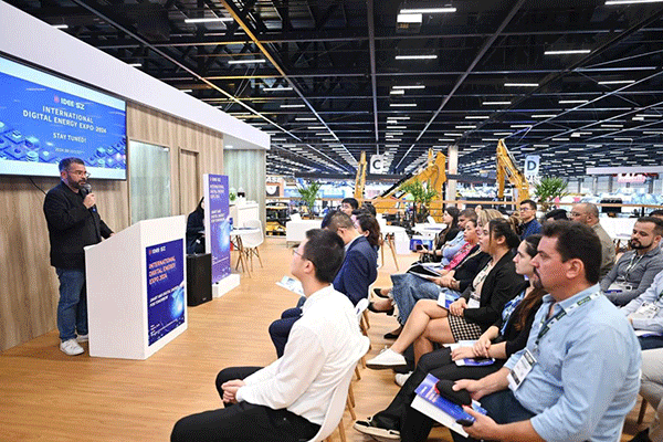 當(dāng)?shù)貢r(shí)間4月26日，深圳市發(fā)展和改革委員會(huì)在巴西圣保羅國(guó)際工程機(jī)械及礦山機(jī)械展上舉行專(zhuān)題推介會(huì)，介紹將于今年下半年在深圳市舉辦的2024國(guó)際數(shù)字能源展。 2024國(guó)際數(shù)字能源展組委會(huì)供圖