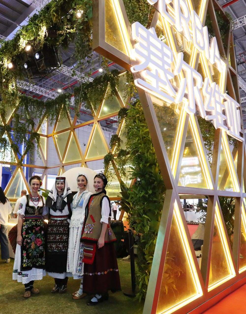 2023年11月6日，身著傳統(tǒng)服飾的演職人員在上海進(jìn)博會(huì)國(guó)家展塞爾維亞展臺(tái)迎接參觀者。第六屆進(jìn)博會(huì)國(guó)家展全面恢復(fù)線下舉辦，洪都拉斯、塞爾維亞、越南、南非、哈薩克斯坦作為本屆進(jìn)博會(huì)主賓國(guó)在國(guó)家展亮相。新華社記者 方喆 攝